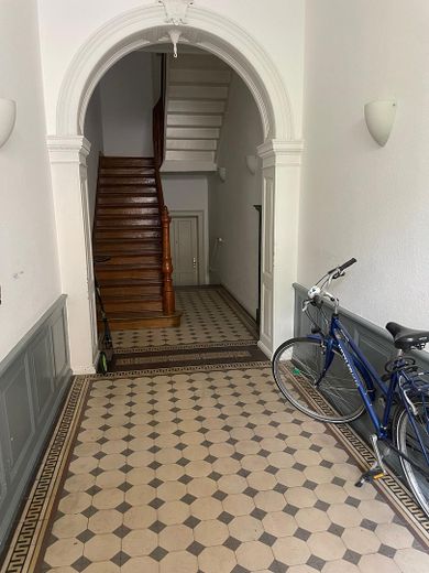 बेहतरीन लोकेशन में शानदार एक-कमरे का अपार्टमेंट – Treppenaufgang zum Appartement