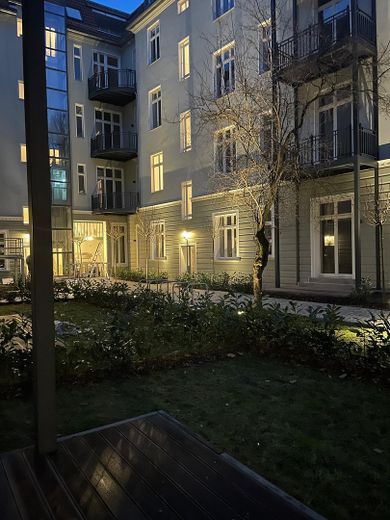 Kernsanierter Altbau mit Aufzug im 3. OG: 2 Zimmer, Designküche & Einbauschränke & Vorhänge nach Maß – Foto 16