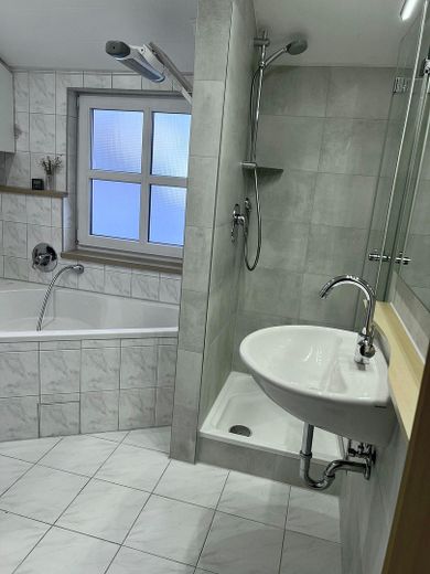Appartamento maisonette di 4,5 locali con balcone e garage – Badezimmer
