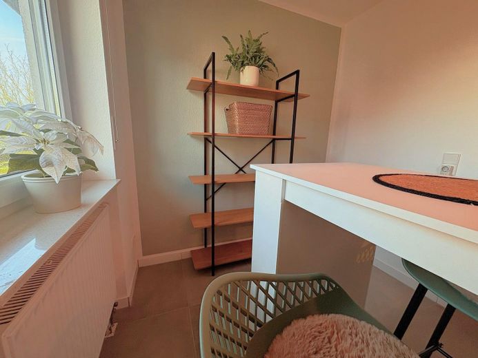 Moderne 3,5-Zimmer-Maisonette möbliert mit Heimkino, Wallbox & Klimaanlage – OG: Coffee Corner