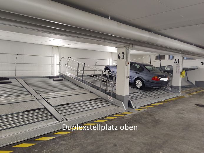 hell und geräumig: renovierte 2 Zimmer DG-Wohnung auf 69m² mit großem Gaubenbalkon ohne Provision – Duplex-Stellplatz oben
