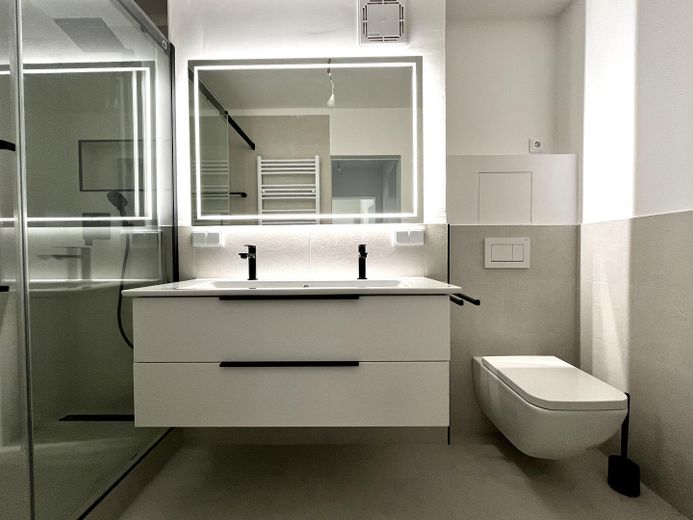 Top modernisierte, gut vermietete 4-Zimmer-Wohnung mit großem Balkon und Parkplatz – Badezimmer