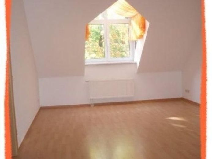 2-Zimmer-Dachwohnung in ruhiger & zentrumsnaher Grünlage von Zwickau zu vermieten! – Foto 1