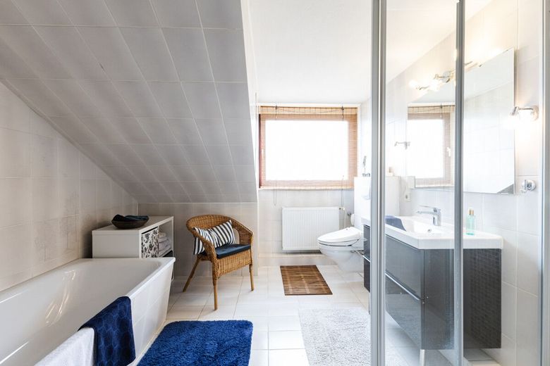 Modernisiertes Familienparadies: Sehr gepflegtes ERH mit Kamin, Sauna &amp; Garage – Bad OG