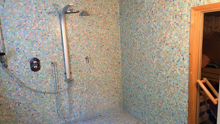 Traumhafte zeitgenössische Immobilie in der ruhigen Villenkolonie Kleinmachnow – Sauna mit Dusche Hobbyraum
