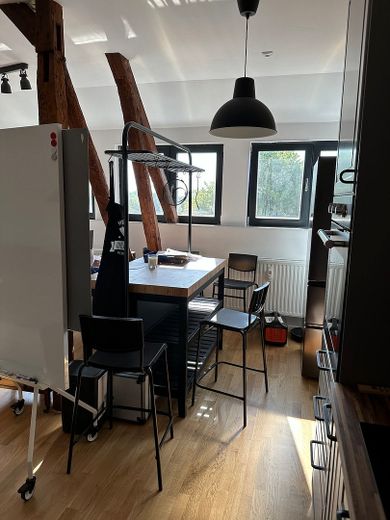 Einzimmerwohnung im Dachgeschoss, EBK, Fußbodenheizung im Duschbad – Wohn- Schlafzimmer