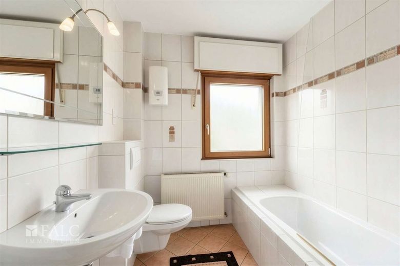 Ihr Traum wird wahr: Freistehendes Ein- bis Zweifamilienhaus mit Garten, Garage und viel Platz – Badezimmer 1OG