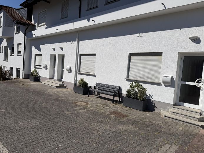 Großzügige, gepflegte 2 -Zimmer Wohnung mit großer Terrasse in Hofheim OT Wildsachsen – Aussenbereich Eingangstüre