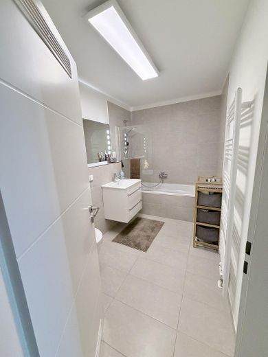 Vivienda moderna con balcón y plaza de aparcamiento en garaje subterráneo cerca del Rin – Badezimmer