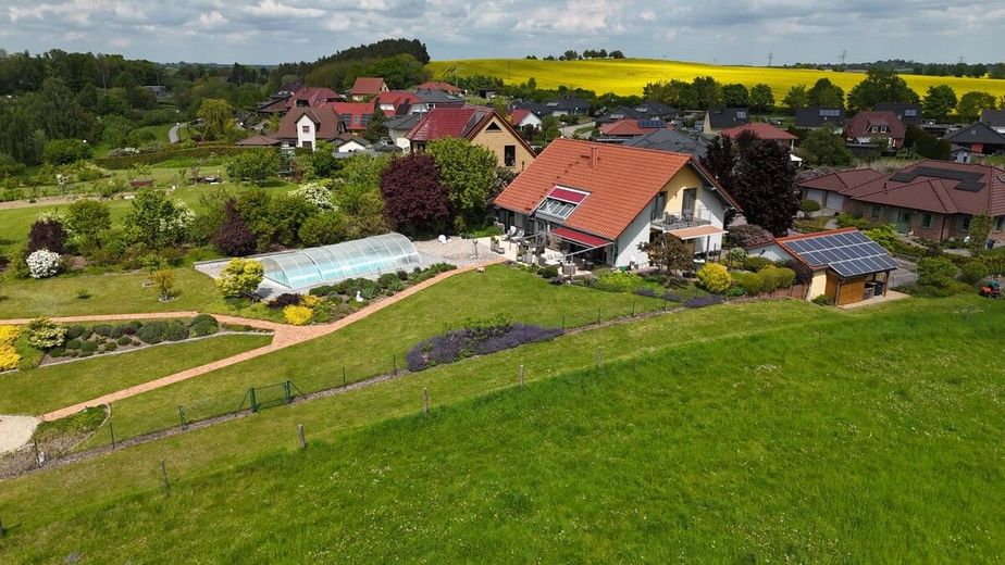 HORN IMMOBILIEN++ Penzlin, großes Einfamilienhaus mit Garage, Außenpool und vielen Extras – Luftaufnahme