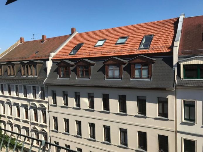 ROLLSTUHLFAHRER AUFGEPASST! SCHICKE KOMPLETT RENOVIERTE 2-RWG M. GR. TAGESLICHTBAD U. TREPPENLIFT – Foto 1