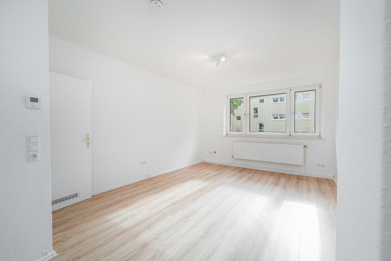 Sanierte 3-Zimmer-Wohnung mit EBK, leerstehend von Privat – Wohnzimmer