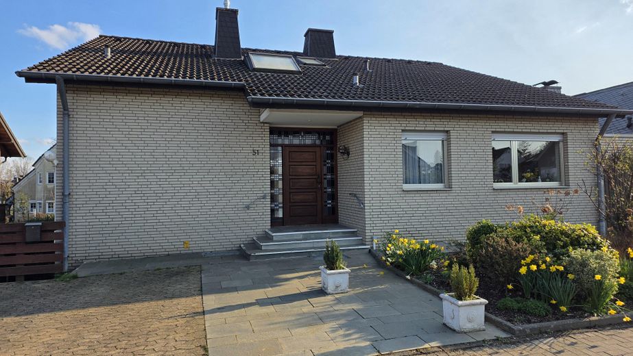 Großes Zweifamilienhaus in zentraler Lage von Bedburg – Eingangsbereich