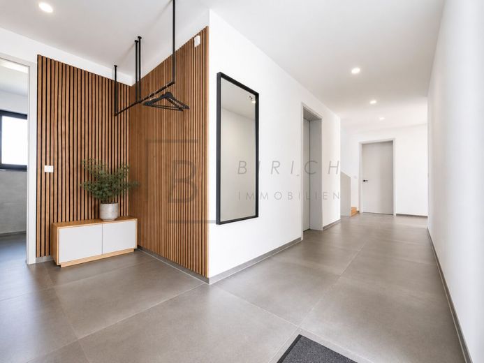 Moderne Stadtvilla mit hochwertiger Ausstattung, Smart Home &amp; PV-Anlage – Garderobe