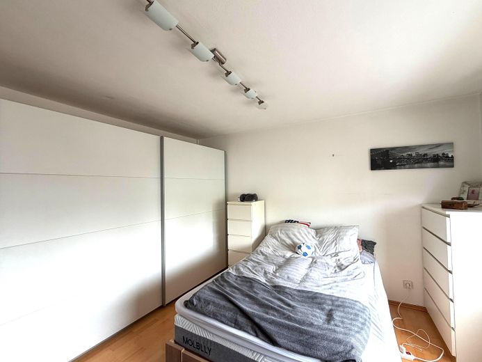 Placement financier avec perspectives – 2 logements loués + parking souterrain | 135 m² | 17.640 € de loyer annuel hors charges – 1-Zi.WHG Wohn-Schlafbereich