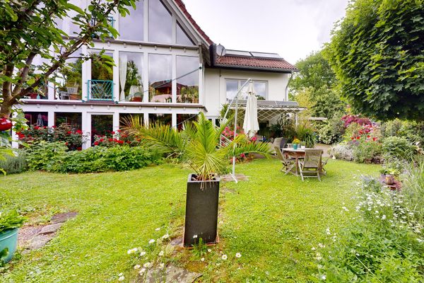 Ampia casa familiare con pompa di calore, impianti fotovoltaici, giardino e area indipendente a Warburg