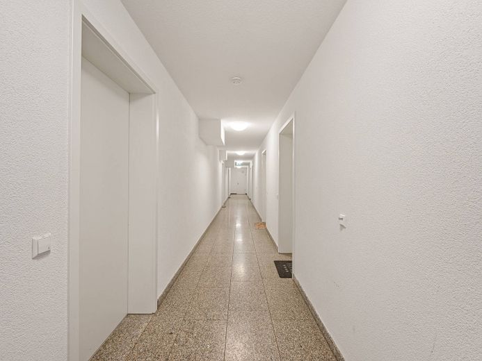 ** Modernes, vollmöbliertes 1-Zimmer-Apartment mit EINBAUKÜCHE und gemeinschaftlicher DACHTERRASSE ** – Hausflur