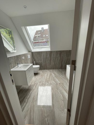 Wohnung im idyllischen Grün in einer Top-Lage. Erstbezug!! – Bad untere Etage