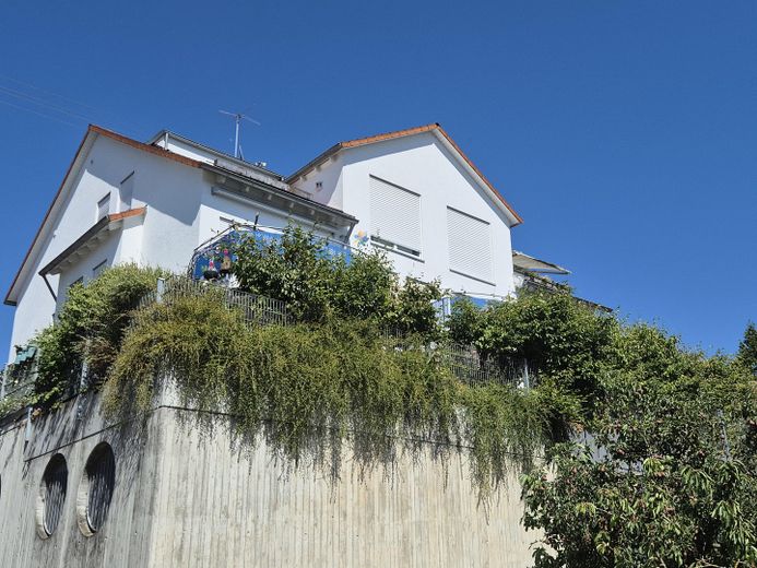 Provisionsfrei - Lichtdurchfluteter Wohnraum mit großem Balkon – Balkonseite