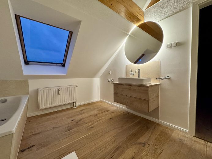 Lutherstraße: 2-Zimmer-Maisonette, fugenloses Bad, tolle Aussicht, Nobilia EBK – Badezimmer beleuchtet