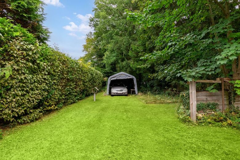 Sanierungsbedürftige Doppelhaushälfte mit großzügigem Grundstück und Doppelgarage in HH-Rahlstedt – Garten