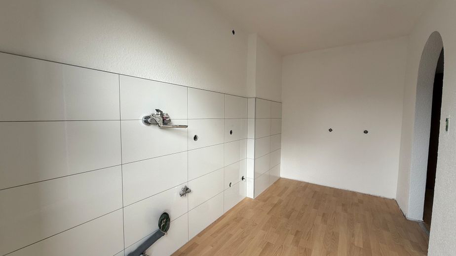 Świeżo wyremontowane & ciepło sieciowe: 2-pokojowe mieszkanie na poddaszu z balkonem południowym i widokiem na pola w Brühl-Rohrhof – Zdjęcie 3