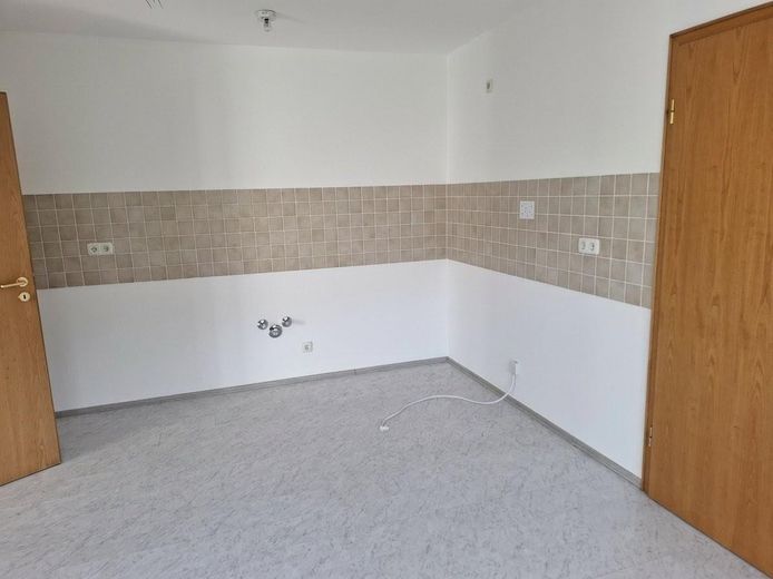 „Your morning coffee with river view – 3 rooms, loggia & unobstructed water location in Leipzig Plagwitz“ – Küche mit Speisekammer