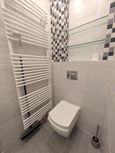 Charmant chez-soi ou investissement : emplacement central, sans commission – Toilette