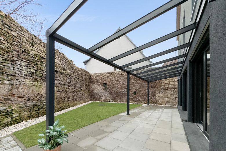 Casa unifamiliar de alta calidad 2023 | Patio privado dentro de la muralla | A+ | Sin comisión – Innenhof mit Pergola