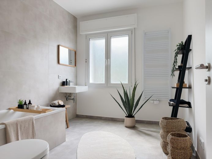 Frankfurt vor der Haustür: hochwertige 84-m²-Wohnung mit Balkon im stilvollen 3-Parteien-Haus – großzügiges Bad mit Wanne