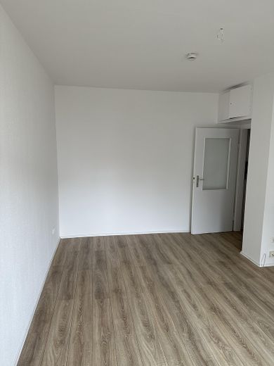 Vier schöne Einzimmerwohnungen mit Küchen und Bad ideal für Studenten – Whg 14