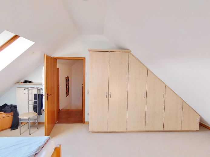 Avis aux investisseurs : duplex habité et meublé de 4 pièces avec cuisine, salle de bains et WC supplémentaires, dans un quartier calme proche du centre – Schlafziimmerschrank oben