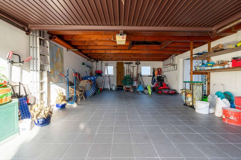 Garage mit elektrischem Tor