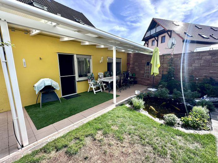 Örtülü teraslı, koi havuzlu bahçeli, garajlı ve park yeri bulunan güzel 5 odalı mutfaklı banyo/WC’li daire – aidat yok – Terrasse, Koi-Teich und Garten