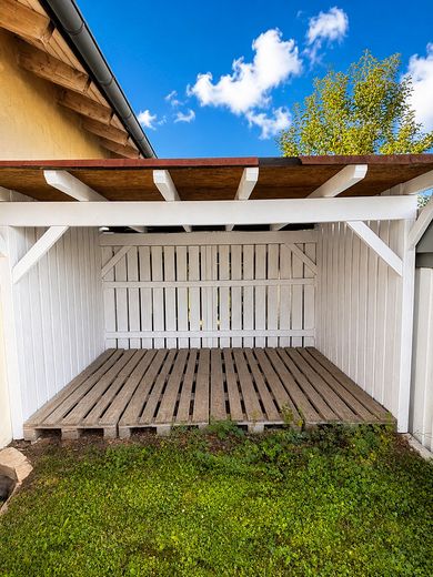 Straordinaria casa d’architetto con finiture di alta qualità, cantina abitabile e giardino esposto a sud da sogno – Holzunterstand ca. 3,4x2,4m