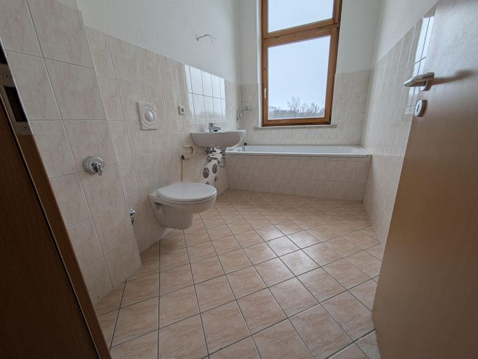 1-Zimmer-Appartment mit separater Küche in der Nähe des Wasserturms – Bad mit Fenster und Badewanne
