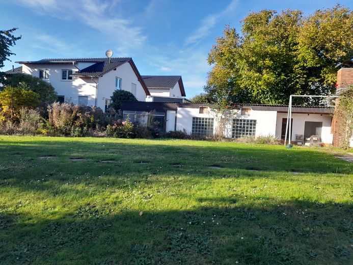 8-Zi.-Wohnhaus mit schönem Garten (1.400 qm) in Marburg-Schröck, courtagefrei – NW-Blick Grundstück