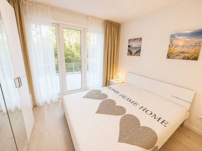 Alexanderplatz: 3 Zimmer, EG, eigner Garten, TG, Möbliert, Doorman – Schlafzimmer
