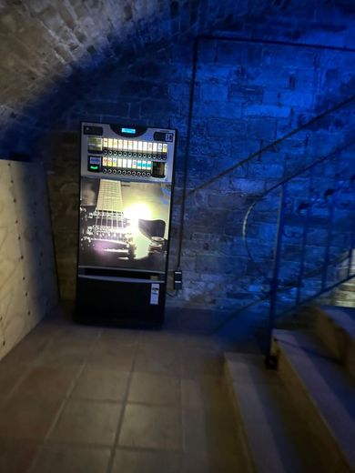 Historisches Flair trifft Moderne: Exklusiver, kernsanierter Gewölbekeller  mit High-End-Ausstattung "das Einzigartige" – 20_Zigaretten Automat