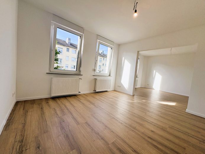 Erstbezug nach Sanierung - 4,5 Zimmer EG-Wohnung – Wohnzimmer