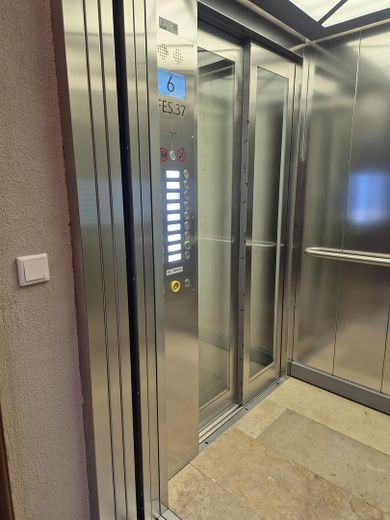 Friedrich-Ebert-Str. Loftetage mit ca 100qm, Meeting CoWorkingSpace, Asia Viertel im CBD – Aufzug Tableau