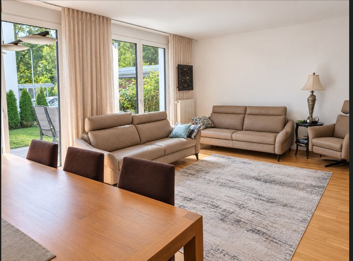 Moderna villetta a schiera di testa con giardino esposto a sud-ovest – Wohnzimmer