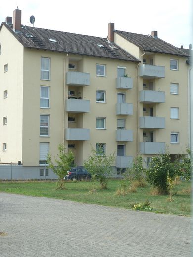 Luminoso appartamento di 2 locali in posizione centrale e tranquilla con balcone, loggia, vista sul verde e posto auto – Hausansicht