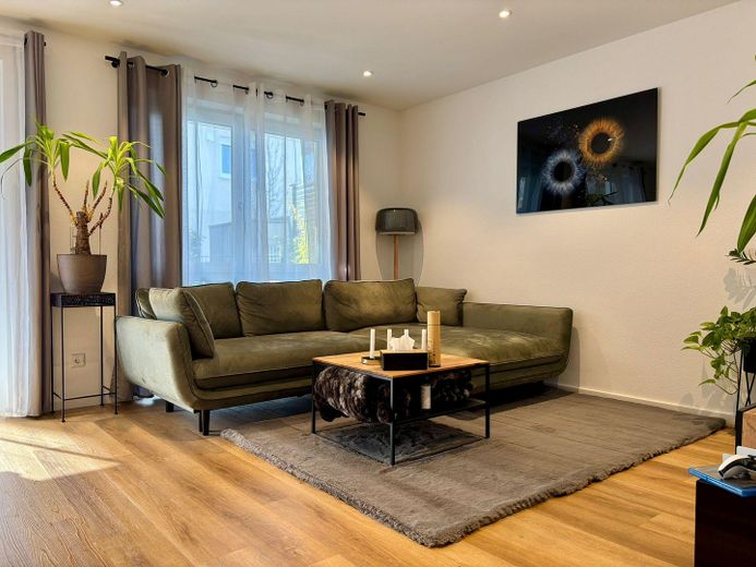 Luxuriöse 2 Zimmer Wohnung mit EBK in Olching – Wohnbereich