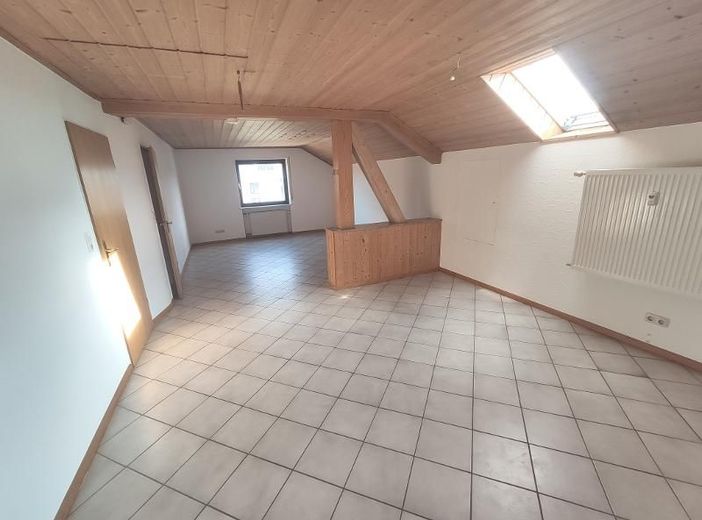 3 Zi. DG Wohnung mit Küche, Gartenmitbenutzung und Stellplatz – Wohn- /Esszimmer Bild 1
