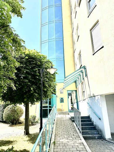 Große Terrasse! Stilvolle 2-Zi.-Garten-Whg m. EBK u. guter Infrastruktur - N/West – Hauszugang mit Rampe 