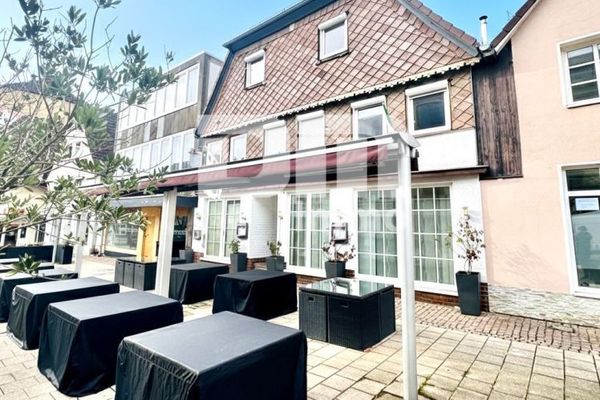 Conjunto residencial y comercial con 6 apartamentos como nuevos + restaurante en ubicación de ensueño