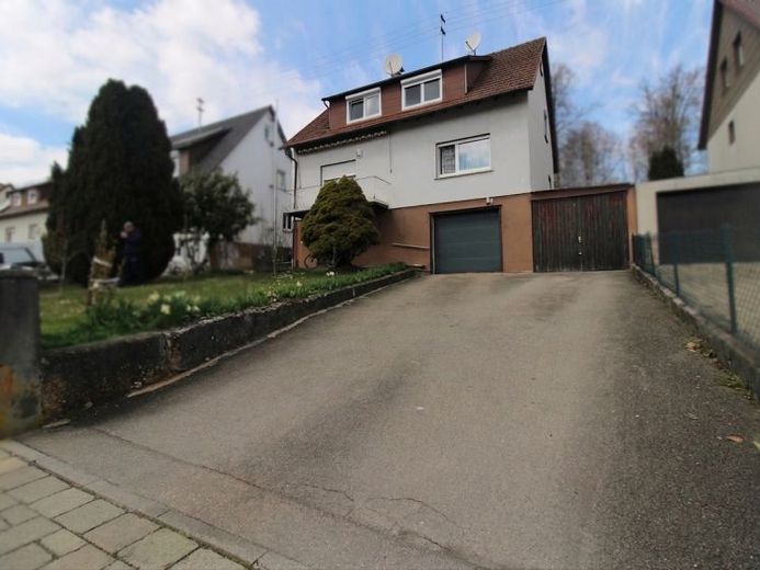 Familienfreundliches Einfamilienhaus in ruhiger Lage mit Garten und Garage – Foto 1