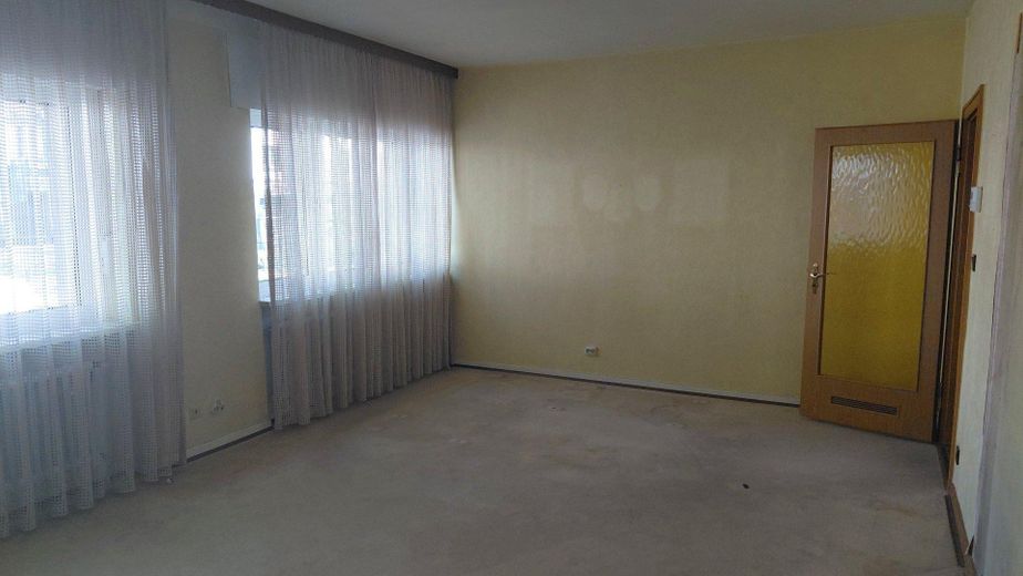 Geräumige 4 Zimmer in Köln Klettenberg – Wohnzimmer zur Türe hin