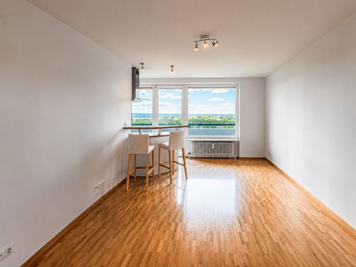 18. Stock - Westausrichtung - Alpenblick - Eine Wohnung mit Seltenheitswert – Wohn- und Schlafbereich